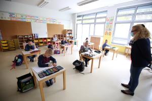 OTROCI PONOVNO V ŠOLI 06 FOTO LJUBO VUKELIČ